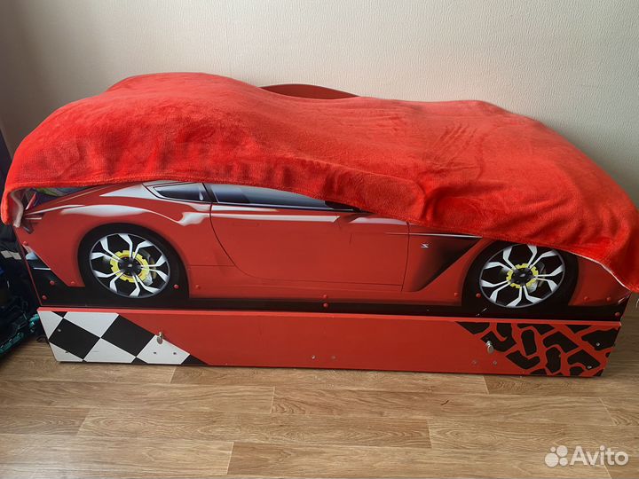 Кровать -машина с матрацами для 2 детей