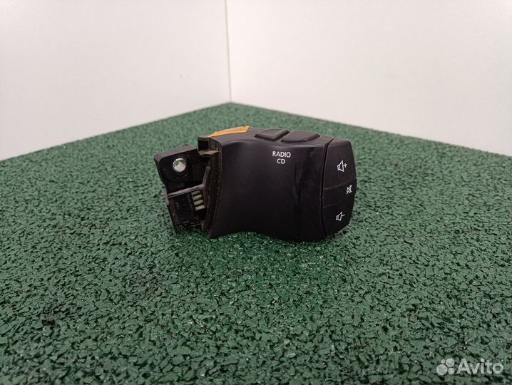 Подрулевой переключатель магнитолы Renault Fluence