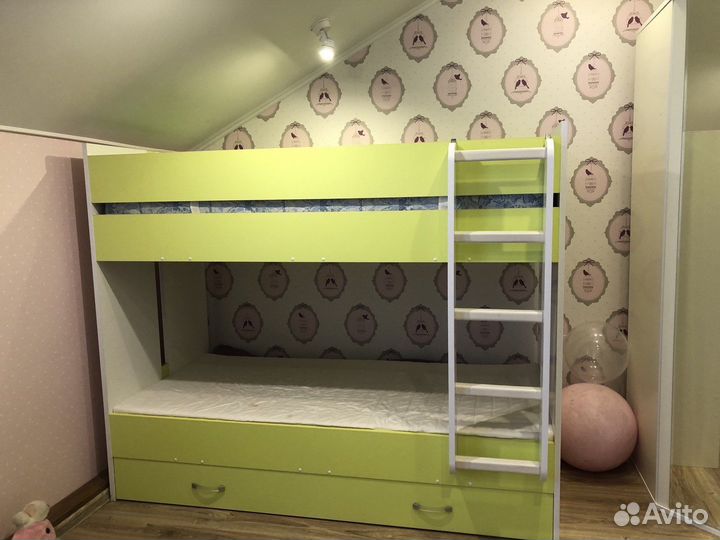 2-х ярусная кровать, стол, полка (матрац)