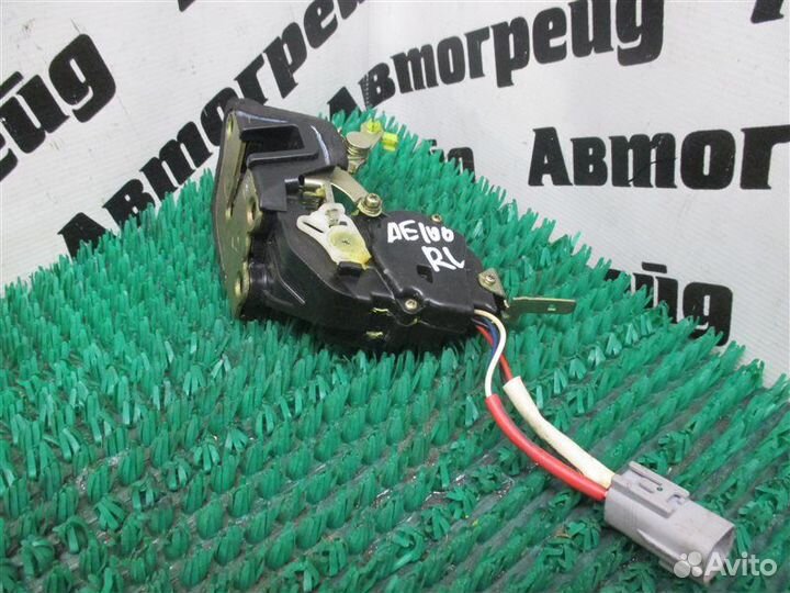 Замок двери задний левый Toyota Sprinter AE100