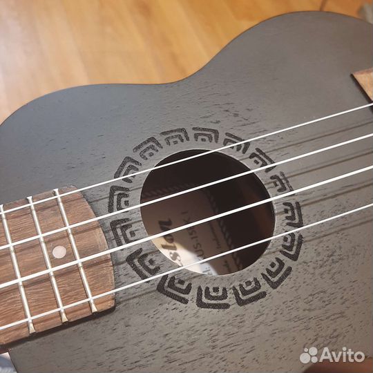 Черная укулеле сопрано с чехлом