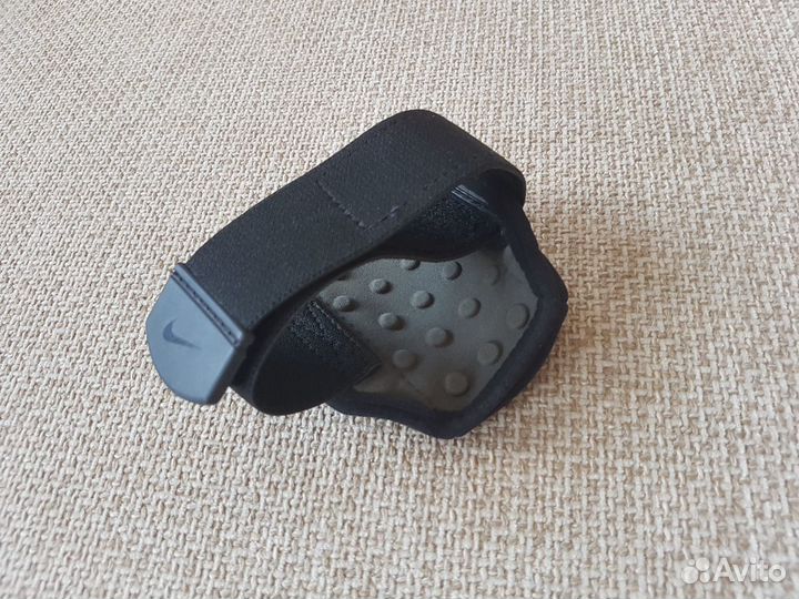 Спортивный чехол на руку Nike