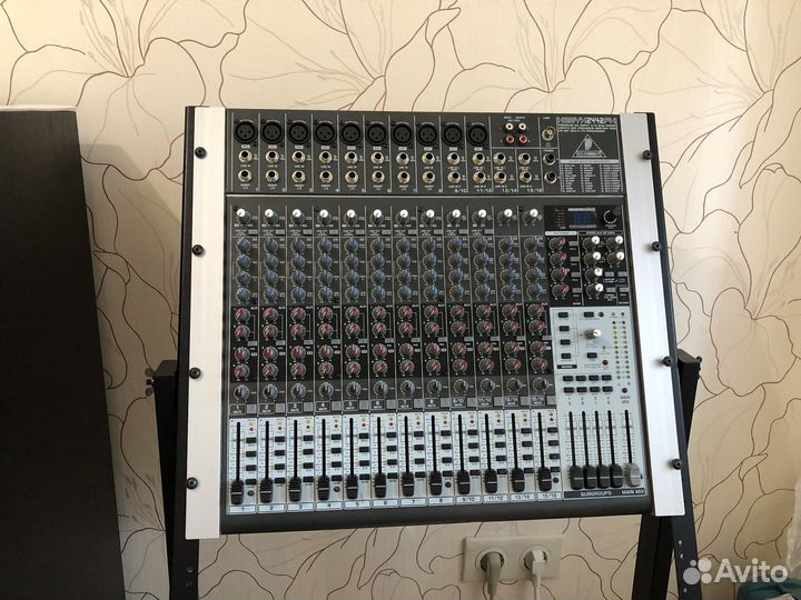 Микшерный пульт Behringer xenyx 2442fx