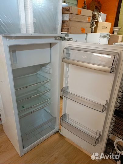 Встраиваемый холодильник AEG 122 см