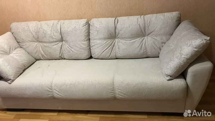 Диван трехместный