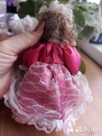 Кукла фарфоровая