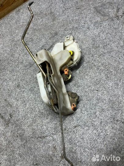 Замок боковой двери передний левый Mitsubishi