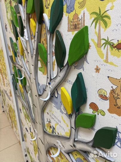 Резная вешалка из дерева