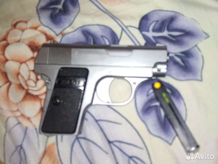 Металлический пистолет