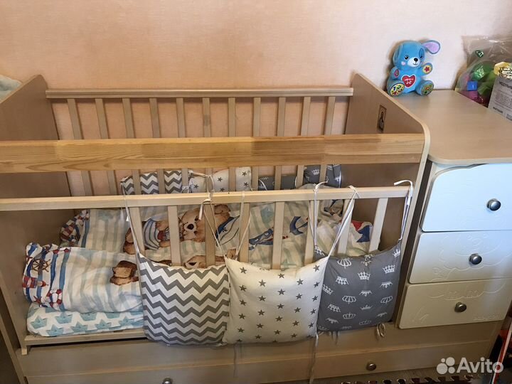 Детская кроватка с маятником