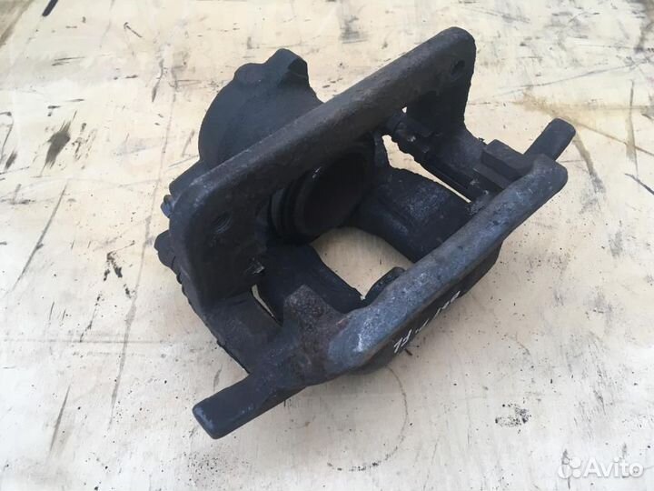 Суппорт передний левый peugeot 407