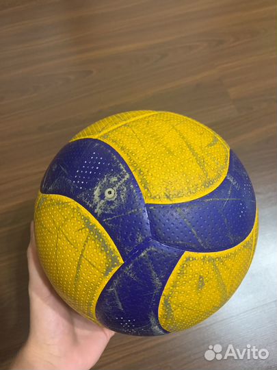 Волейбольный мяч mikasa V200W б/у