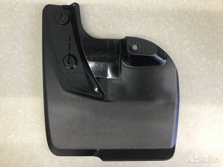 Брызговик передний левый Toyota Fortuner 2015