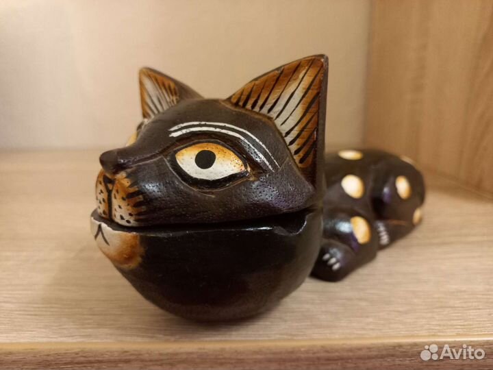 Сувенир кошка из дерева