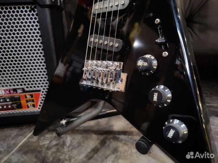 Комплект Электрогитара Arrow(Стрела) + Roland Cube