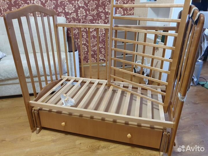 Детская кроватка с маятником б/у