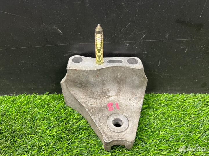 Кронштейн двигателя передний правый Toyota Avensis