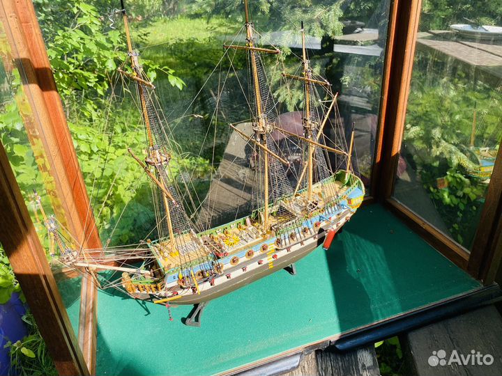 Модель корабля парусник в витрине