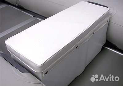 Сиденье-контейнер с сухим отсеком для лодки