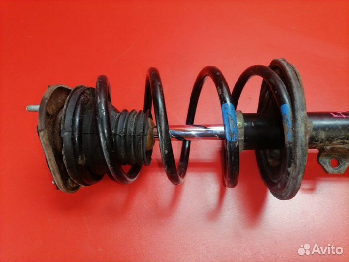 Стойка подвески передняя правая Toyota Corolla