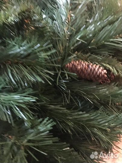 Елка искусственная с шишками и украшениями