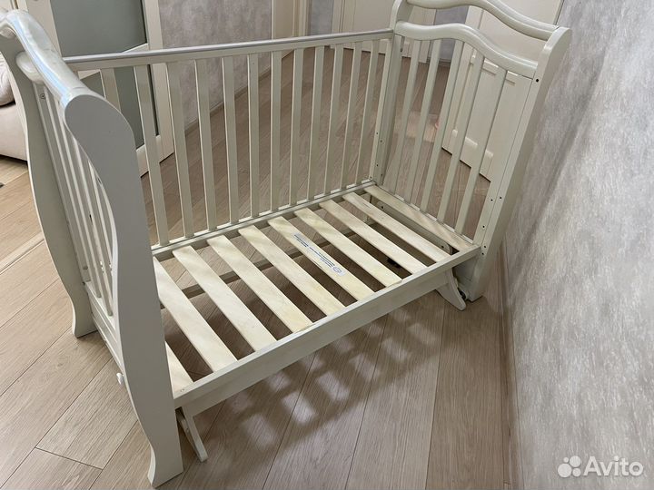 Детская кроватка с поперечным маятником