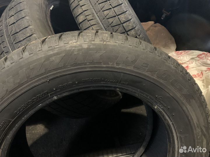 Bridgestone Blizzak Revo GZ 225/60 R17