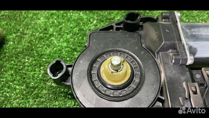 Моторчик стеклоподъемника задний левый Volkswagen