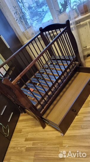 Детская кроватка с маятником и ящиком