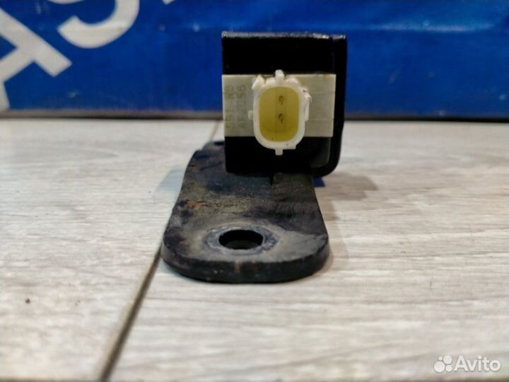 Датчик airbag передний правый Toyota Mark Ii GX105