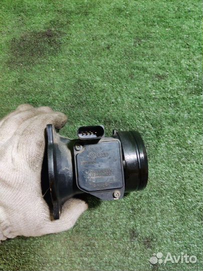 Расходомер воздуха Volkswagen Golf 4 AKL 1999