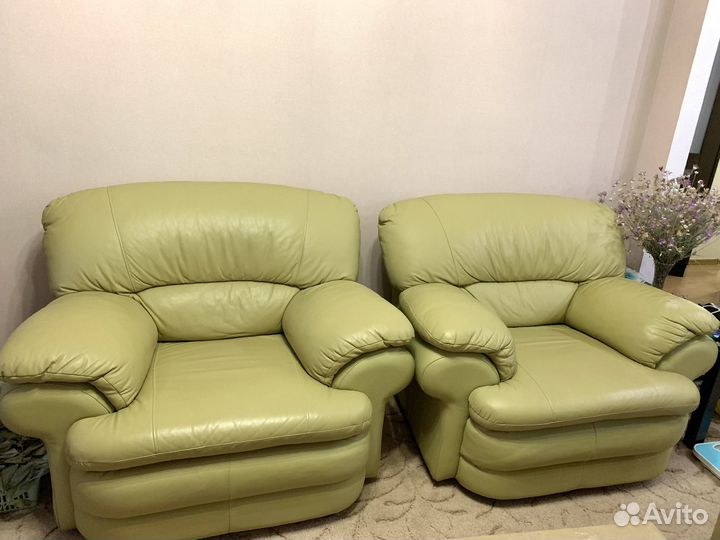 Кожаный диван и 2 кресла