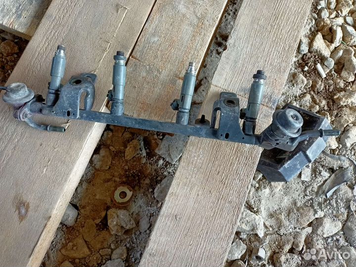 Топливная рампа в сборе Mazda familia