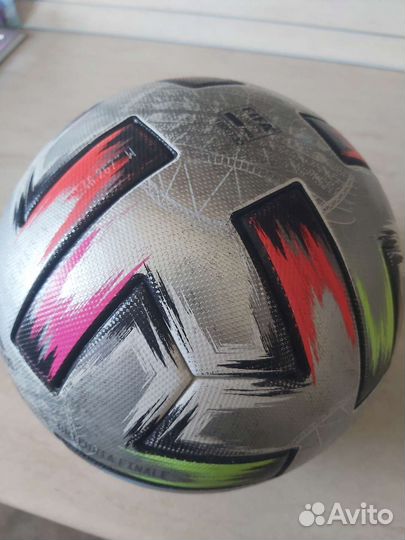 Футбольный мяч adidas uniforia