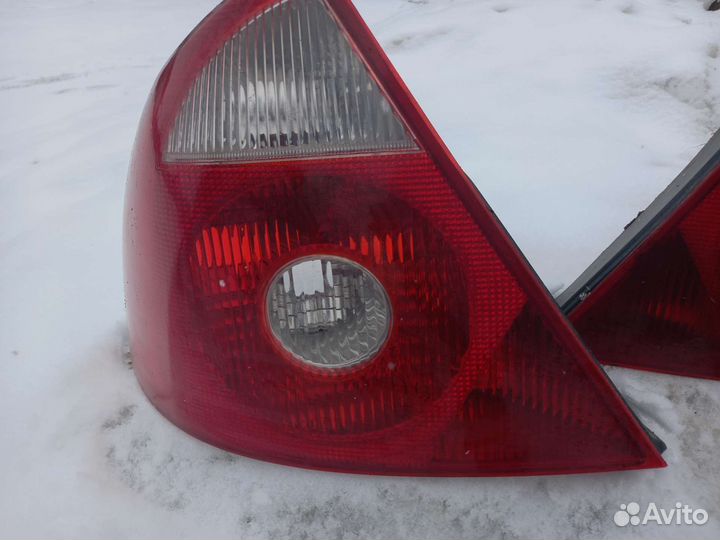 Задние фонари форд мондео 3.на одном дефект