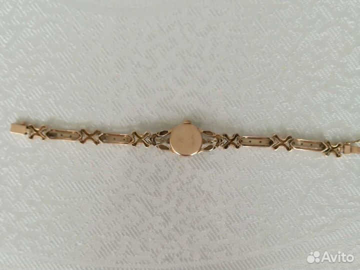 Часы золотые женские с бриллиантами Чайка