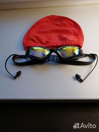 Шапочка и очки для плавания