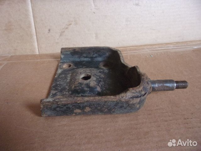 Опель Фронтера А 92-95г., нижнее крепление рессоры