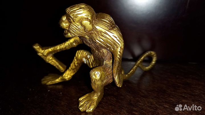 Старинная фигурка обезьянка с свитком япония