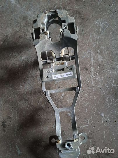 Кронштейн ручки передний Volkswagen Touareg