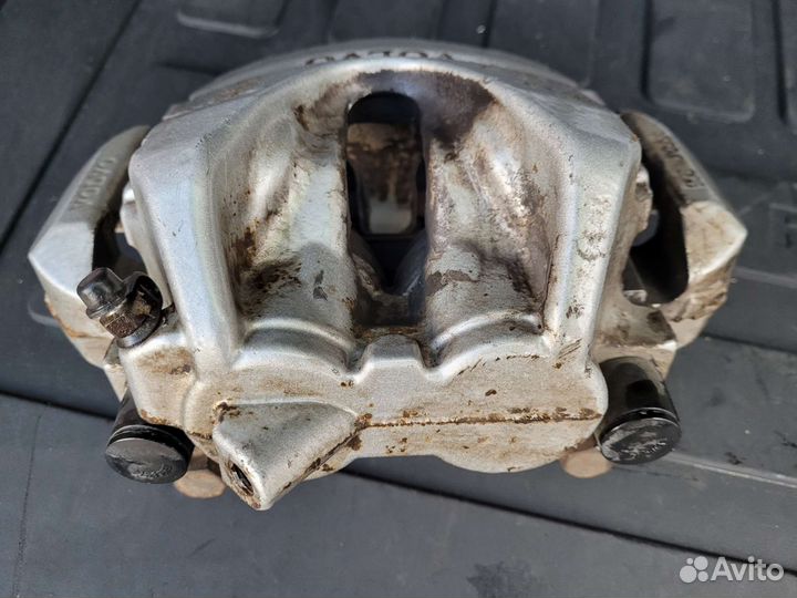 Суппорт volvo xc60 xc90 передний левый 36002411