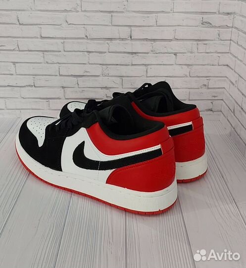 Кроссовки Nike Air Jordan 1 Low Black Toe Lux