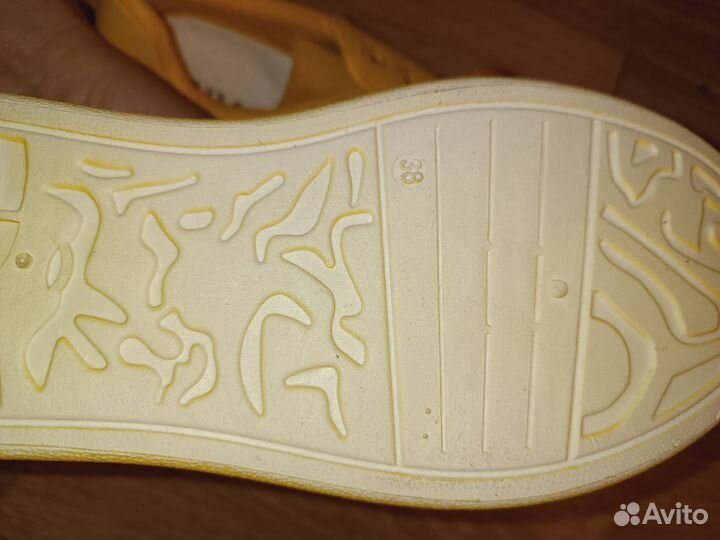 Женские кроссовки 38 размер