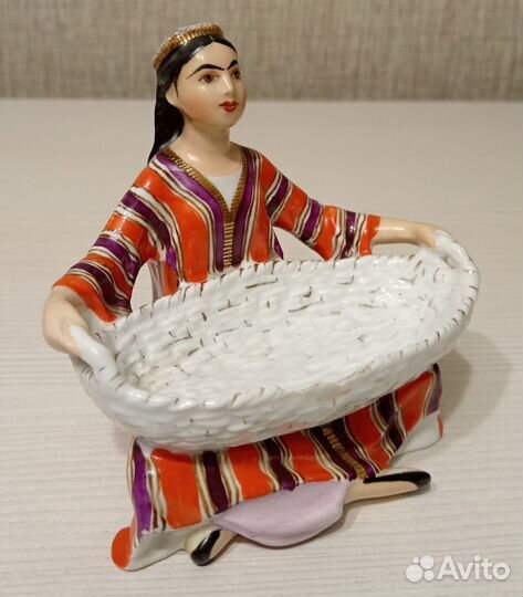 Статуэтка Узбечка с корзиной, фарфор лфз, СССР