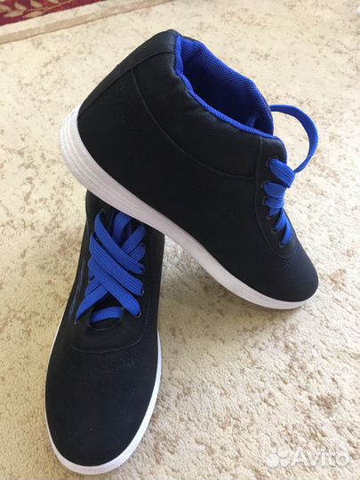 Кроссовки женские