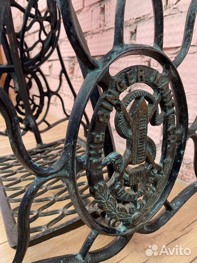 Столик на станине швейной машинки Singer