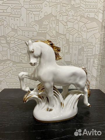 Фарфоровая статуэтка Златогривый конь