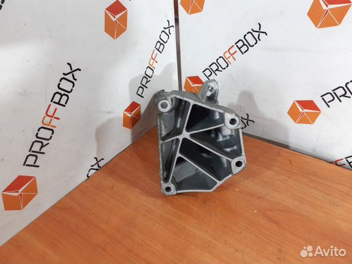 Кронштейн двигателя левый Mercedes C-Class W205