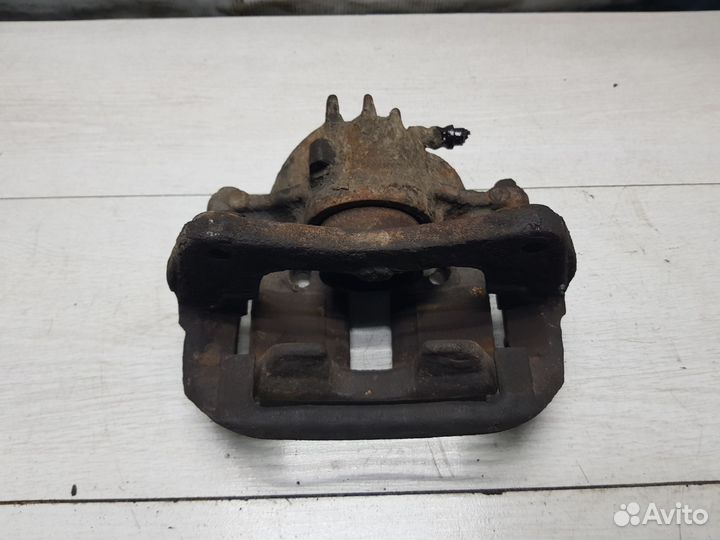 Суппорт передний правый Mitsubishi Carisma 2003г