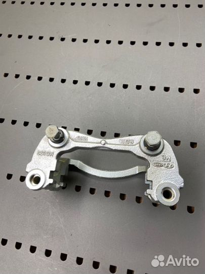 Скоба суппорта передняя правая Kia Ceed 3 G4FD 1.6